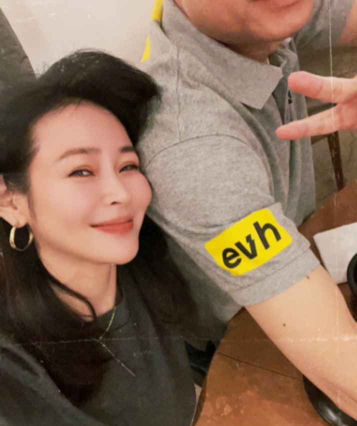 回顾于明加嫁给普通男人胡俊婚后生两女美满幸福