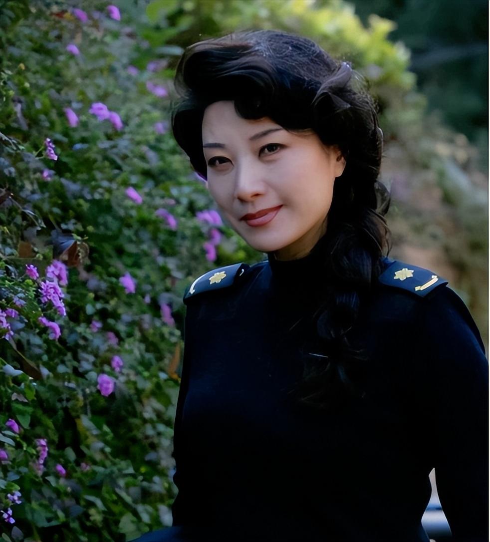 于是一年后,王静从山东话剧院转到了海政歌舞团.