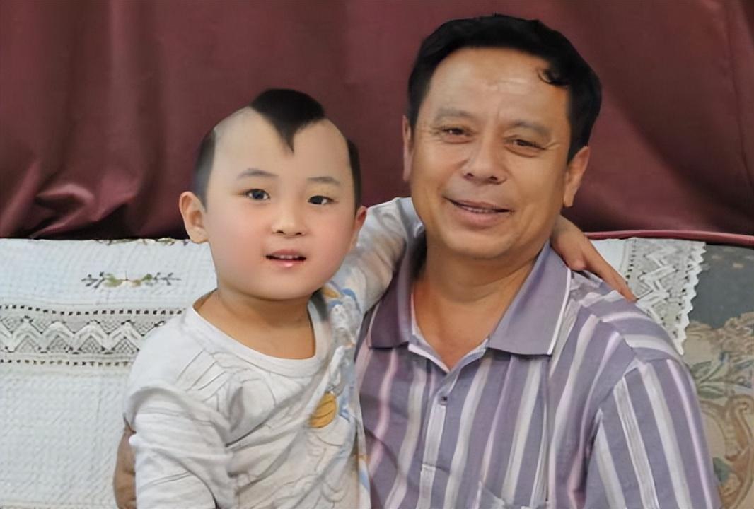 回顾红极一时的邓鸣贺6岁成名8岁病逝将悲痛留给妹妹和父母