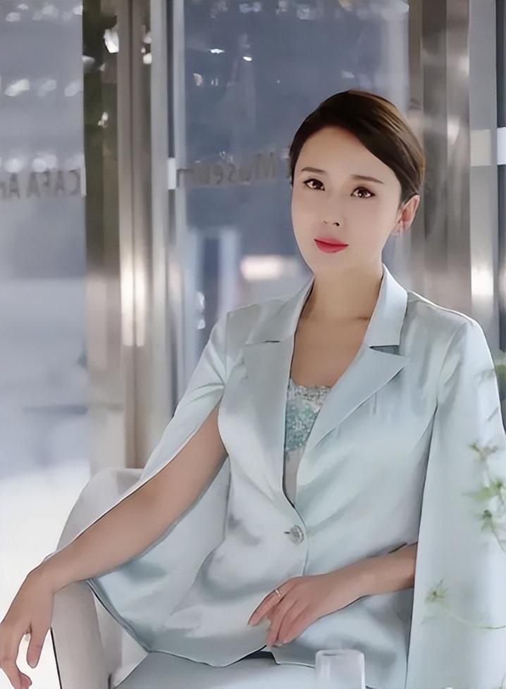 回顾演员颜丹晨嫁小4岁同行44岁高龄生子如今幸福美满