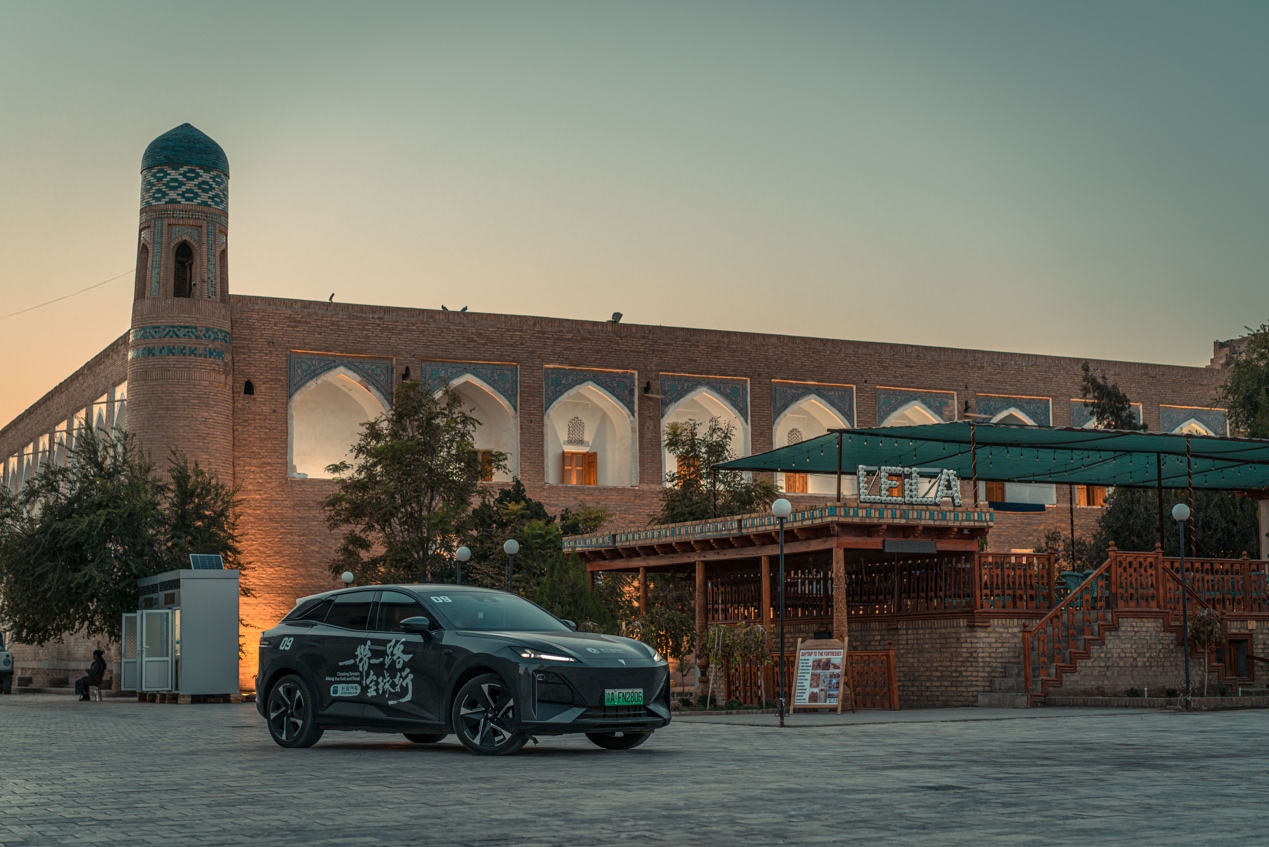 但1855年可汗意外坠亡,宣礼塔才建到29米,但人走塔凉