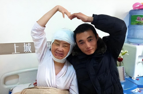 03年河南妙龄女子一夜变成80岁老太丈夫不离不弃如今怎样