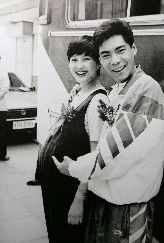 回顾方舒一婚嫁陈国星二婚嫁小10岁屠洪刚被抛弃65岁苍老难辨