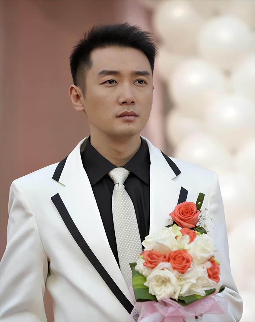 1983年,巩峥出生在江西南昌的一个小康家庭,他从小就表现出聪慧听话