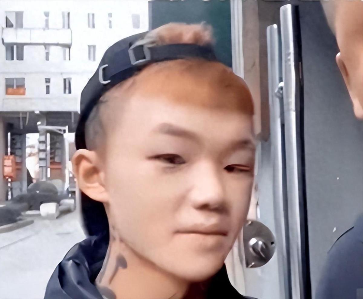 回顾14岁少年满脸纹身被父亲赶出家门找不到工作如今怎样了