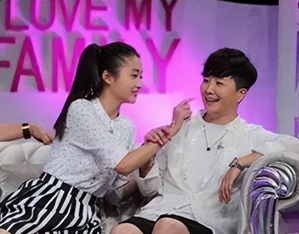 两姐妹曾共同参加了一档综艺节目,这也是姐姐关晓珊首次出现在观众