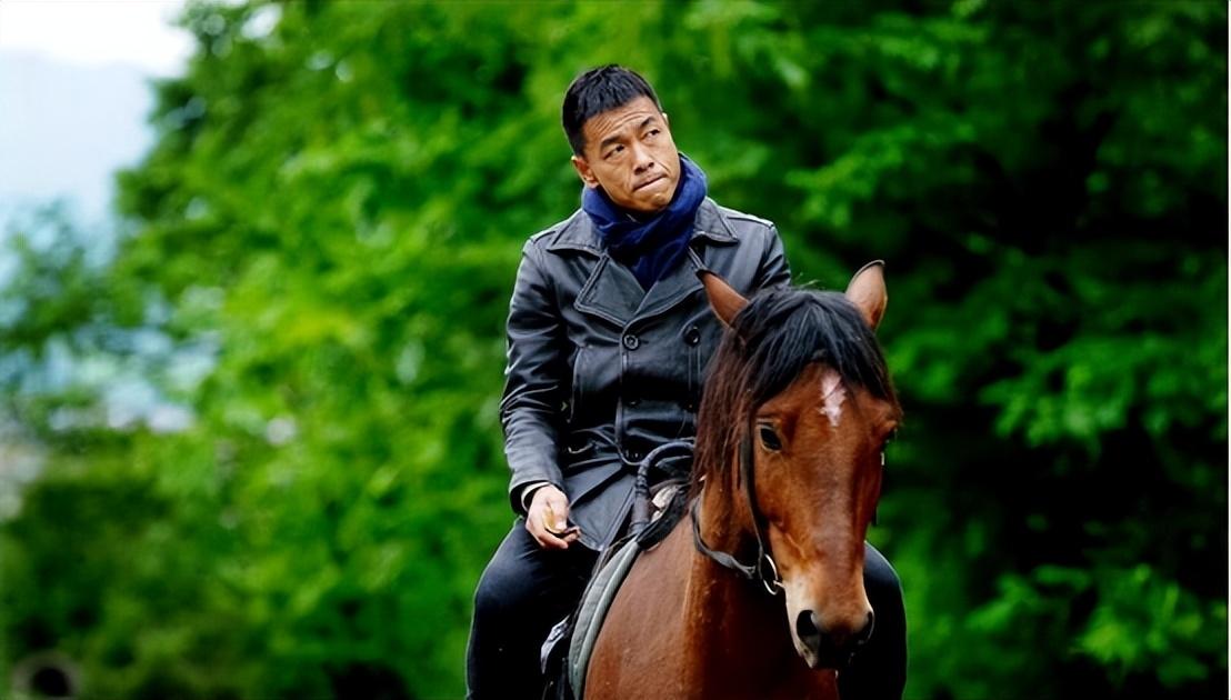 回顾王挺为父母离异落泪帮爸爸还掉千万巨债后40岁与家人和解