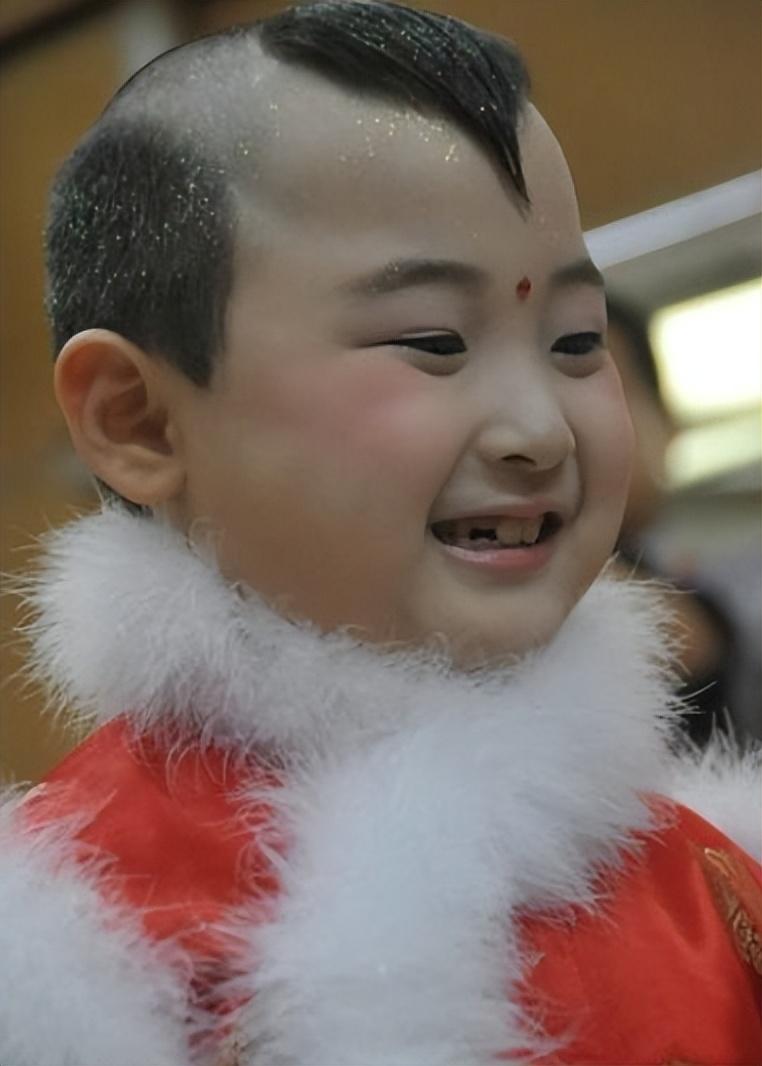 回顾红极一时的邓鸣贺6岁成名8岁病逝将悲痛留给妹妹和父母