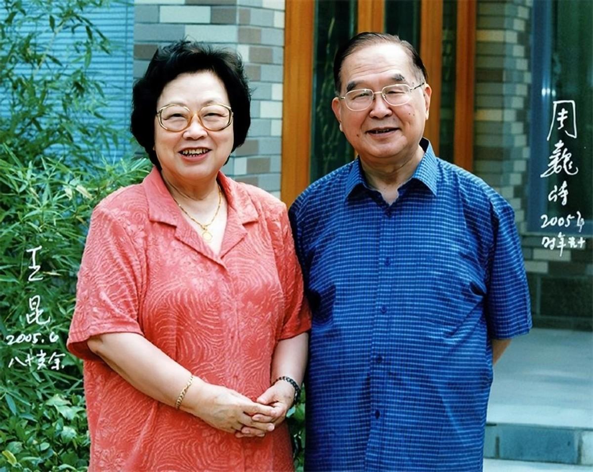 王昆和周巍峙多少次想和孩子谈谈心却发现很难走进孩子们的心里.