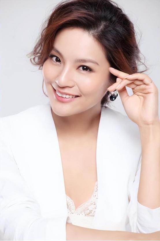 回顾央视孟盛楠一路奋斗到央视41岁仍未婚风光背后有眼泪
