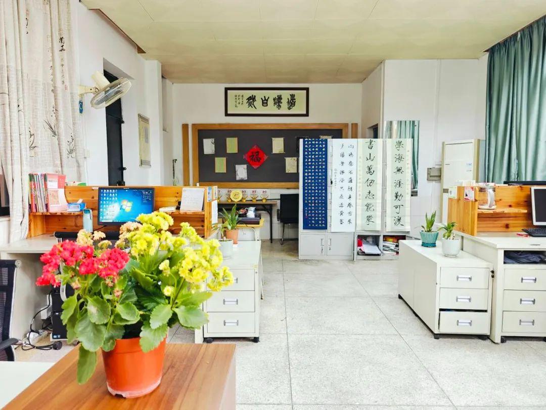 为推进教师办公室文化建设,丰富办公室文化内涵,创建温馨,和谐的办公
