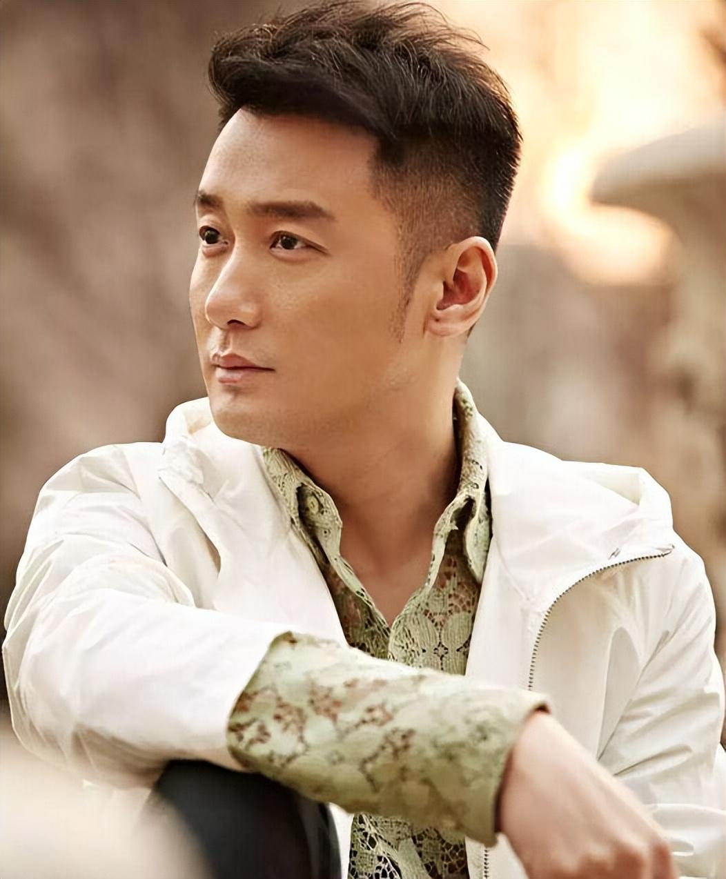 为了系统学习表演技巧,巩峥考入了中央戏剧学院表演系,努力钻研演技.