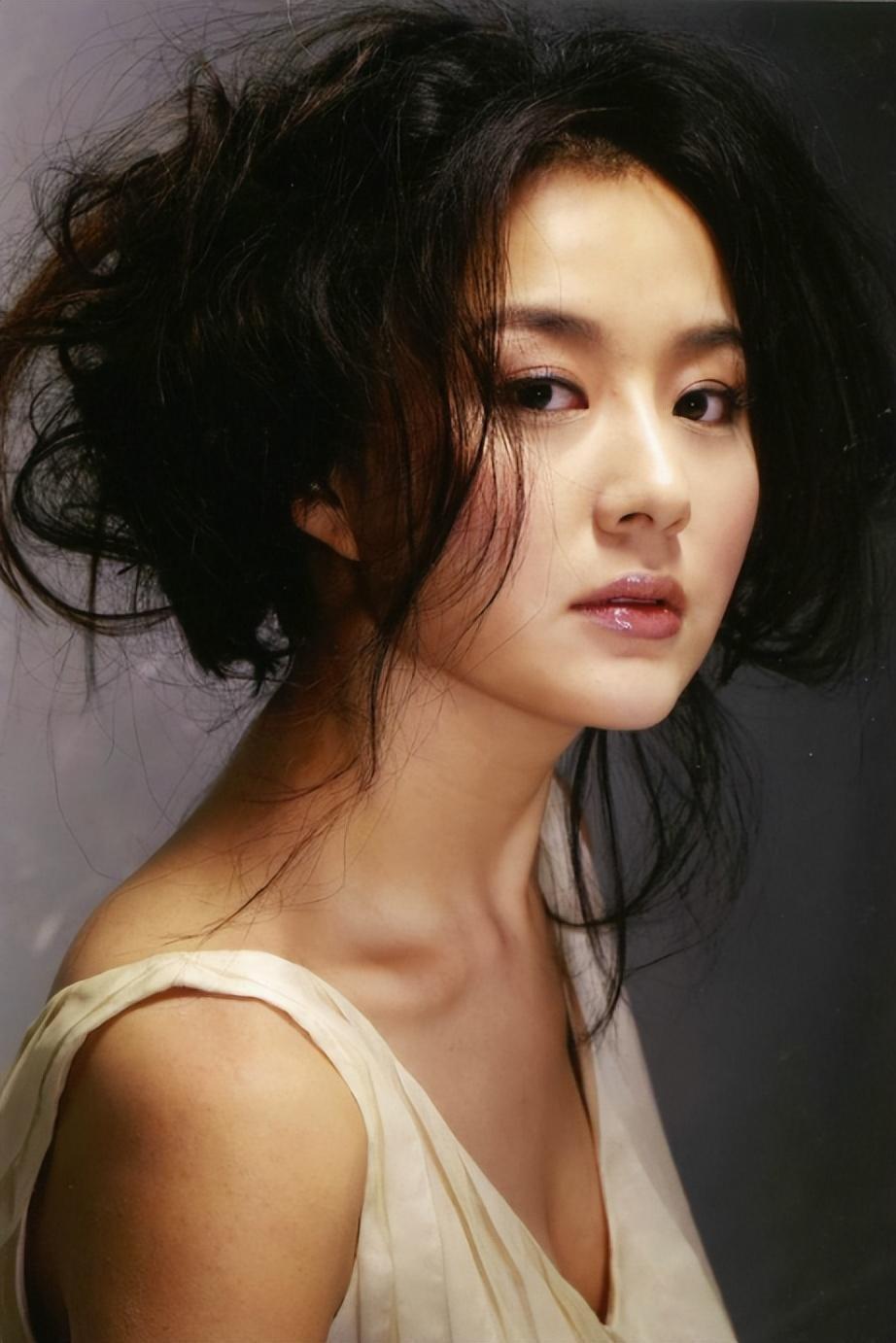 尽管这部剧里边还有林心如,杨幂,戚薇等一众美女明星,但是周牧茵仍然