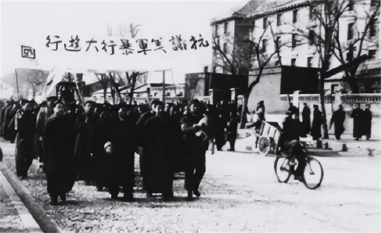 1950年中共女特工在臺灣被捕被抓前讓我把窗外的旗袍收了