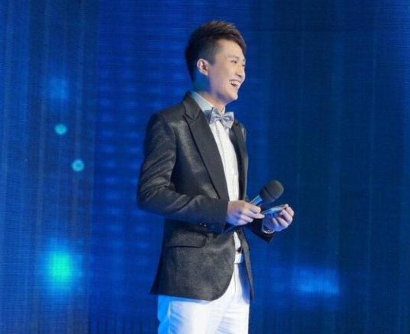 大三那年,新浪举办了一场主持活动,杨帆抱着试一试的态度,谁知道却