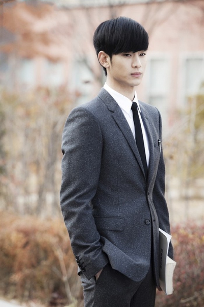 金秀贤遭粉丝围观事件曝光!内幕揭秘引发热议