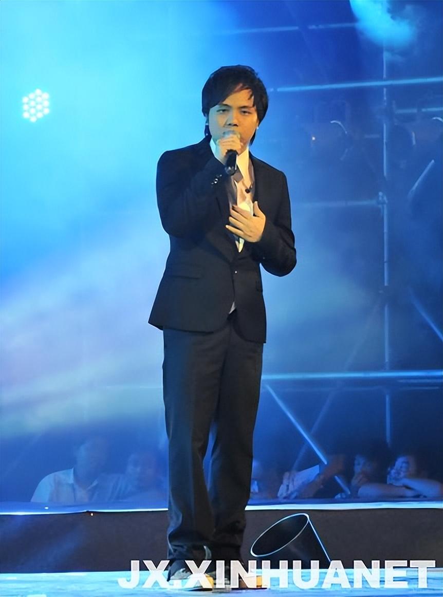 回顾15岁开演唱会19岁日挣万元春晚请不动他没人说他耍大牌