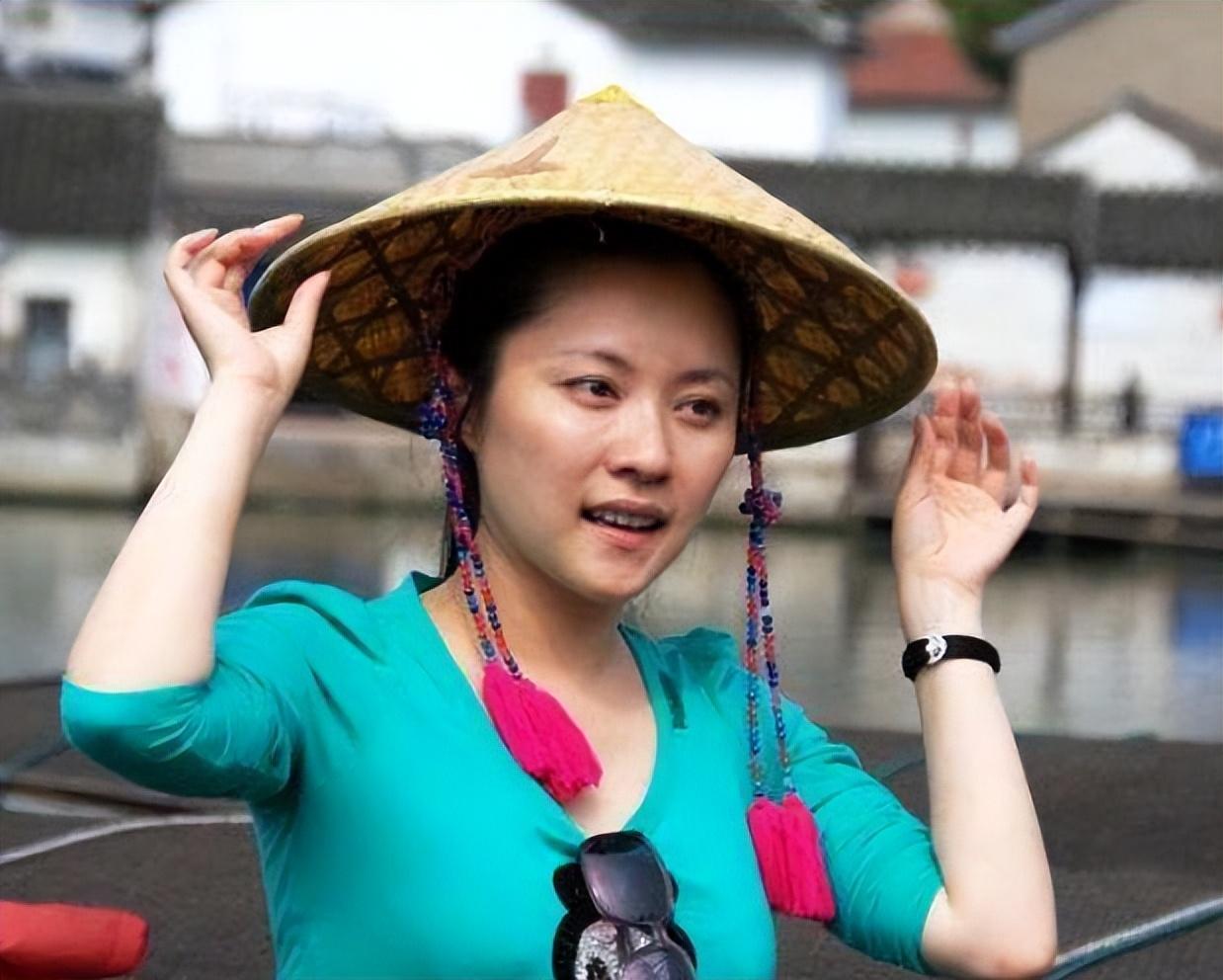 回顾她是央视的素颜女神工作以来零绯闻今43岁仍是单身一人