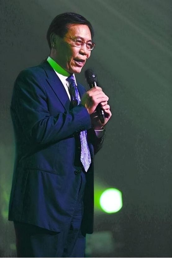 回顾相声演员笑林去世后儿子撑起全家妻子的坚持让人泪目