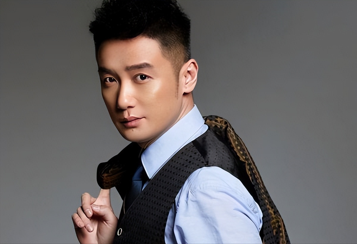 面对人生和职业的每个转折点,巩峥都敢于突破常规,追寻内心的梦想.