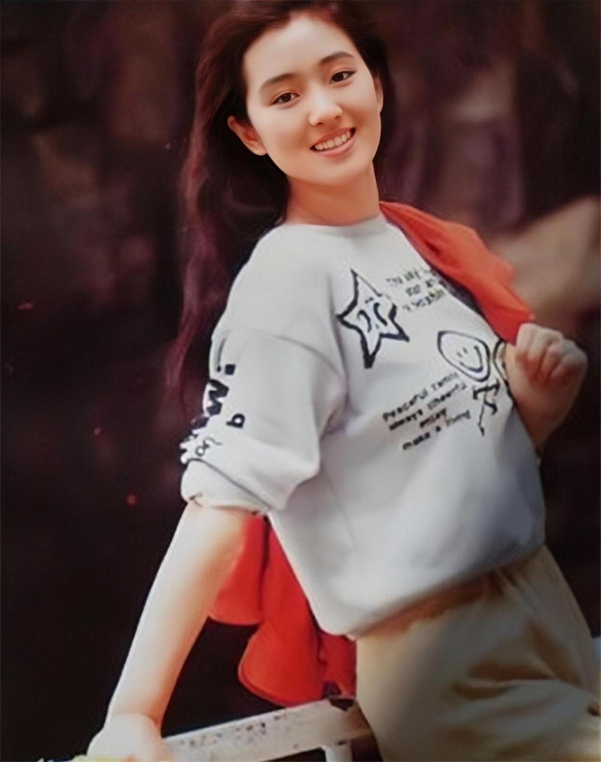 回顾何政军错过巩俐娶范雨为妻结婚30年家庭事业两头旺