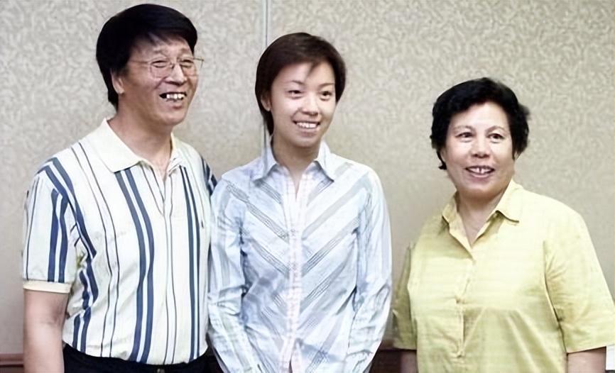 回顾张怡宁闪婚嫁给袁立前任生下一儿一女结婚14年被宠成宝