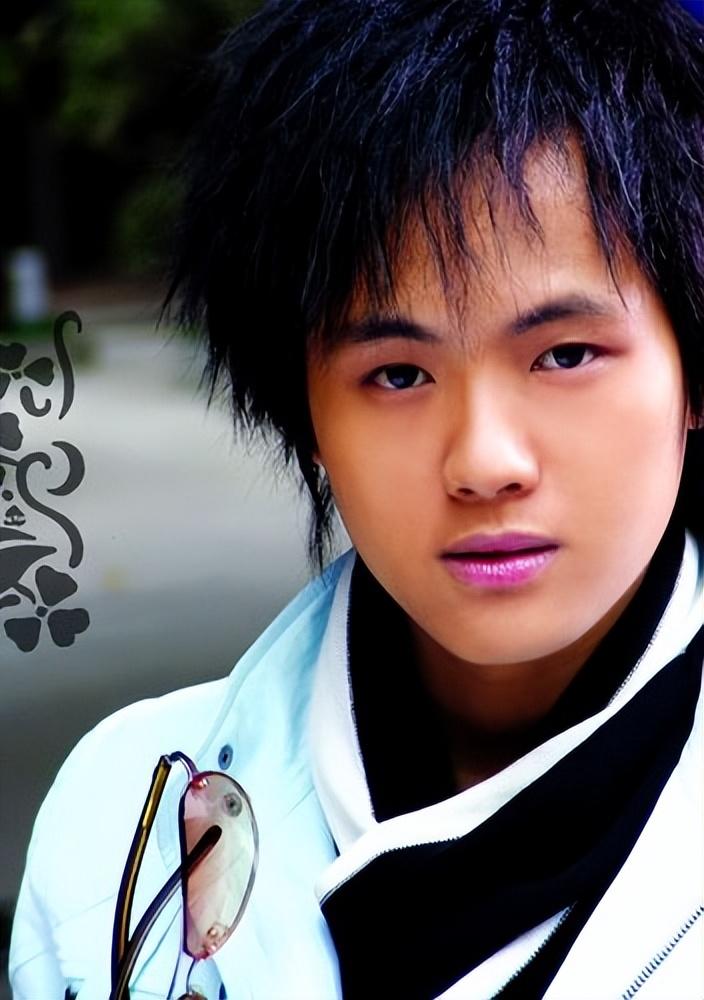 郑源在刚来到大城市的生活中并不向他想象的那般美好,他的自信也在