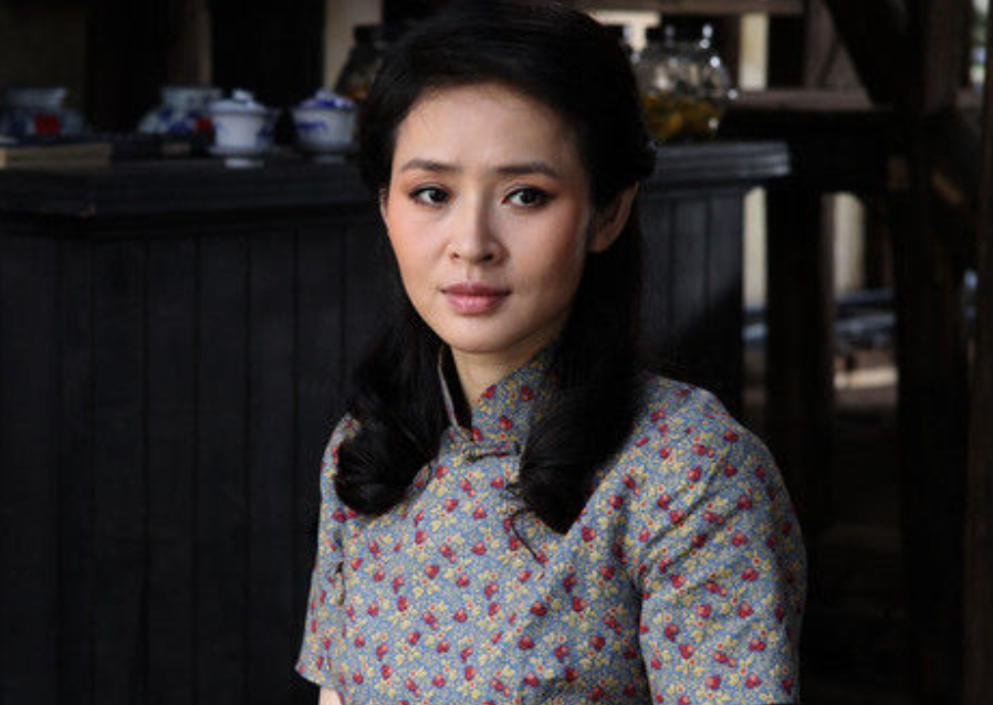 回顾演员于明加结婚13年只生孩子不做饭如今被丈夫一家宠成公主