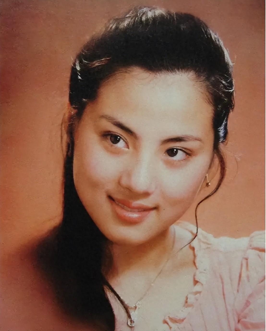 回顾演员乐韵17岁一夜成名28岁悲情离世葬礼父母拒不参加