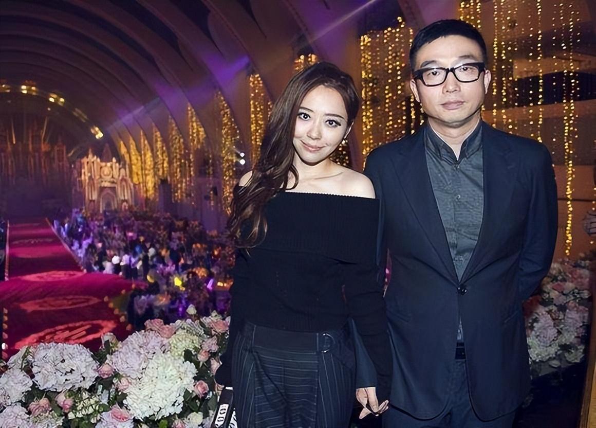 回顾张靓颖与冯轲相爱15年被骗6亿身家离婚5年后两人天差地别