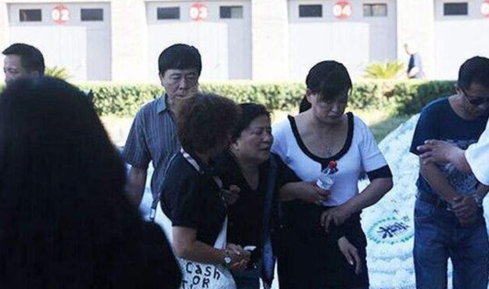 回顾边策26岁进央视主持32岁从高楼坠落身亡成妈妈余生之痛