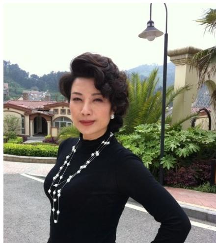 回顾王静戏好人低调父亲离世内心有钝痛她含泪撑起母亲晚年