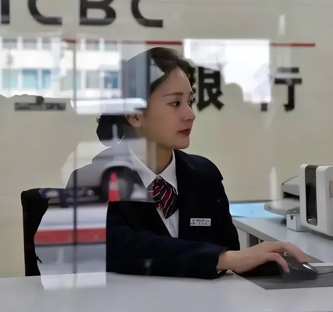 在银行我们取钱的金额太多时,银行的小姐姐会询问我们为什么取钱.