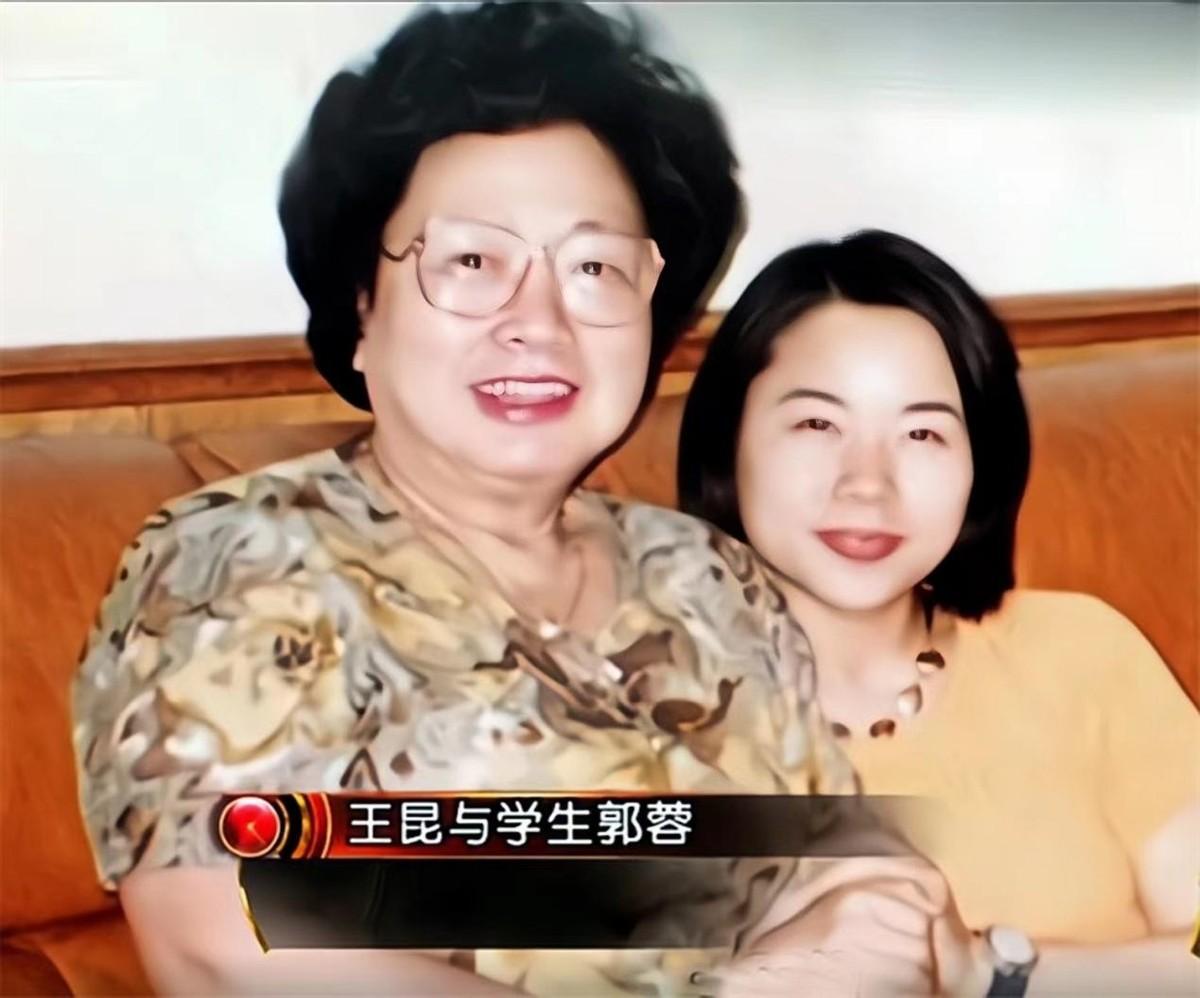 回顾王昆:辉煌背后有泪水,与丈夫同年去世,临终与儿子解开心结