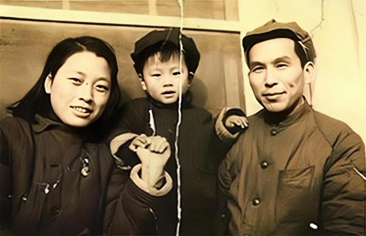 在儿子出生没几天王昆就投身工作,周巍峙请来保姆照料儿子,他也尽可能