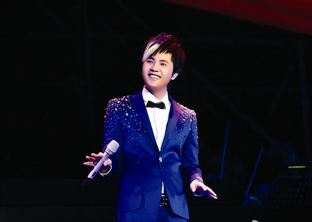 回顾15岁开演唱会19岁日挣万元春晚请不动他没人说他耍大牌