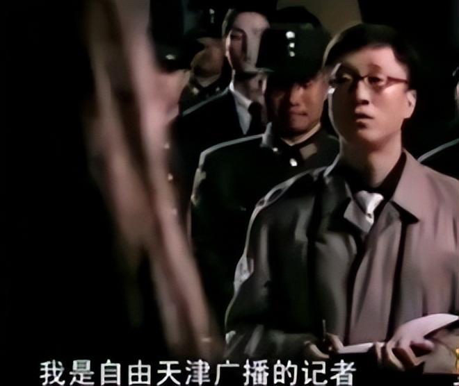 回顾潜伏穿帮镜头消失的道具不算什么还有凭空变字的信