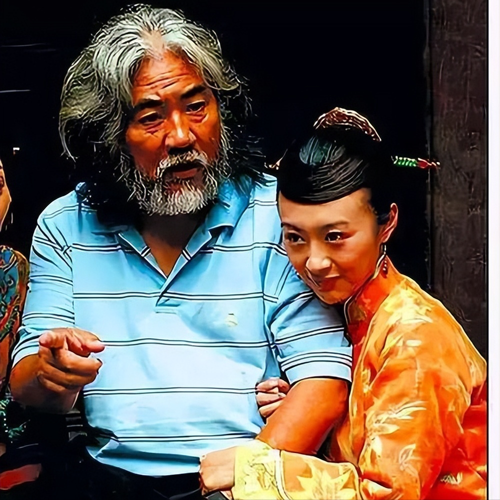 回顾张纪中执导武侠片出名娶杜星霖生2子今一家4口幸福美满