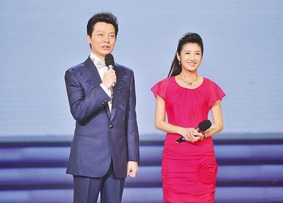 回顾任鲁豫提前返乡扫墓看到父亲坟地上的松树长大了很是欣慰