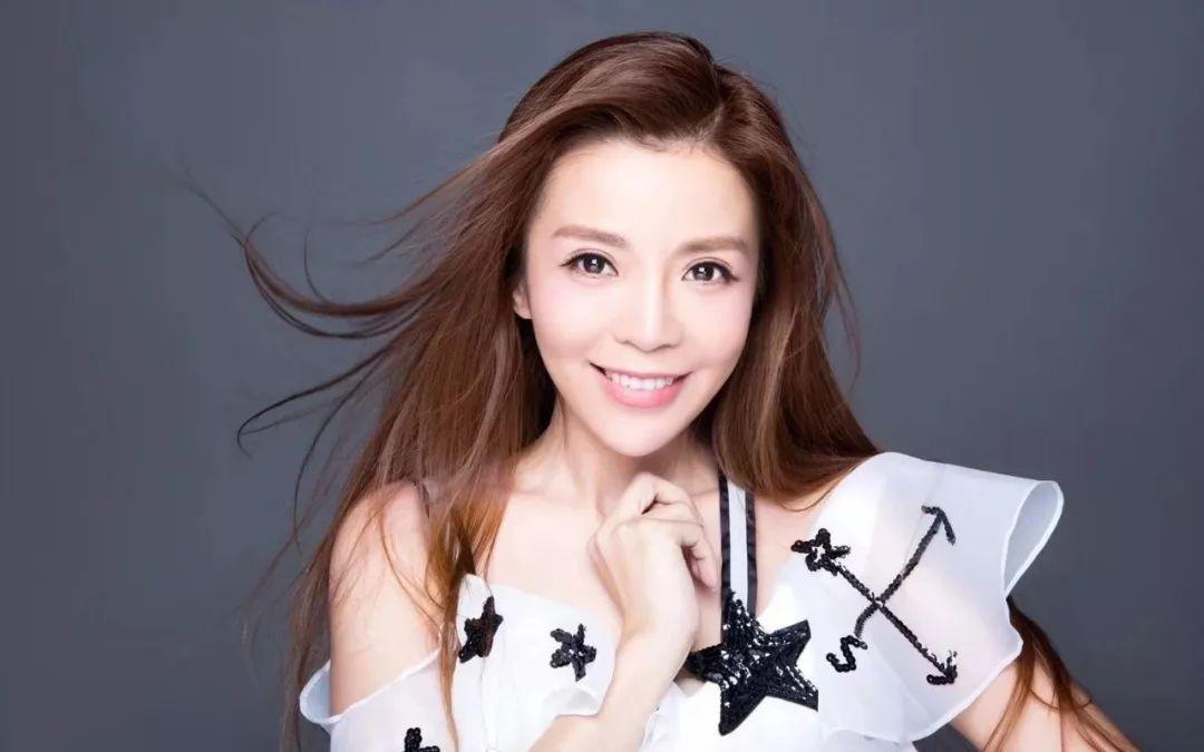 回顾朱迅嫁大8岁王志伺候瘫痪公公抗癌期母亲成心中一生的痛