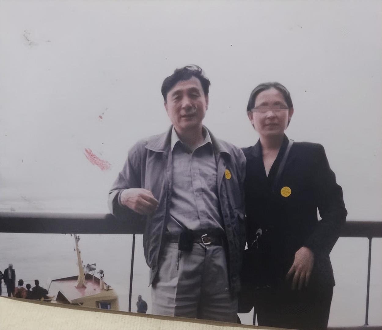 22年80岁老人被判离婚10亿家产被妻子分走一半老人越想越冤