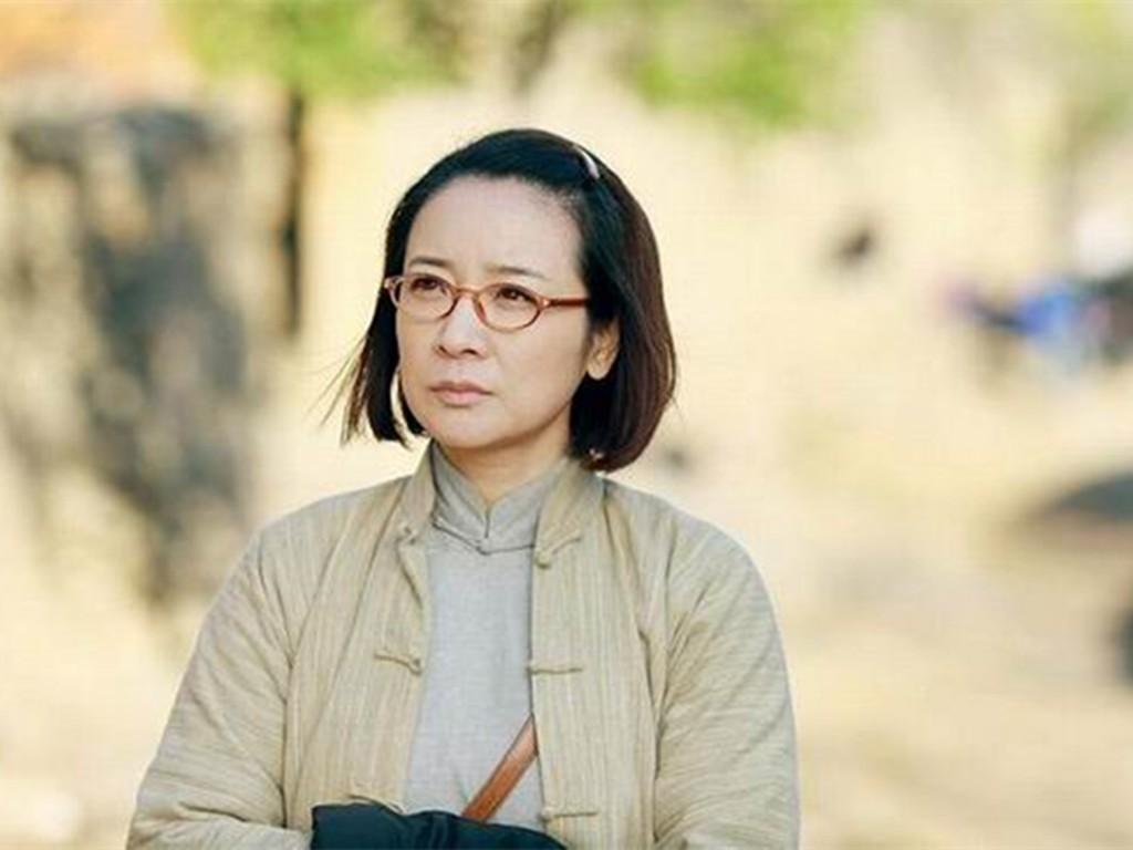 回顾陈小艺事业巅峰下嫁丑男人至中年约会小鲜肉回味青春