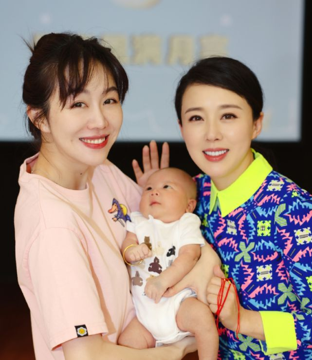 回顾演员颜丹晨嫁小4岁同行44岁高龄生子如今幸福美满