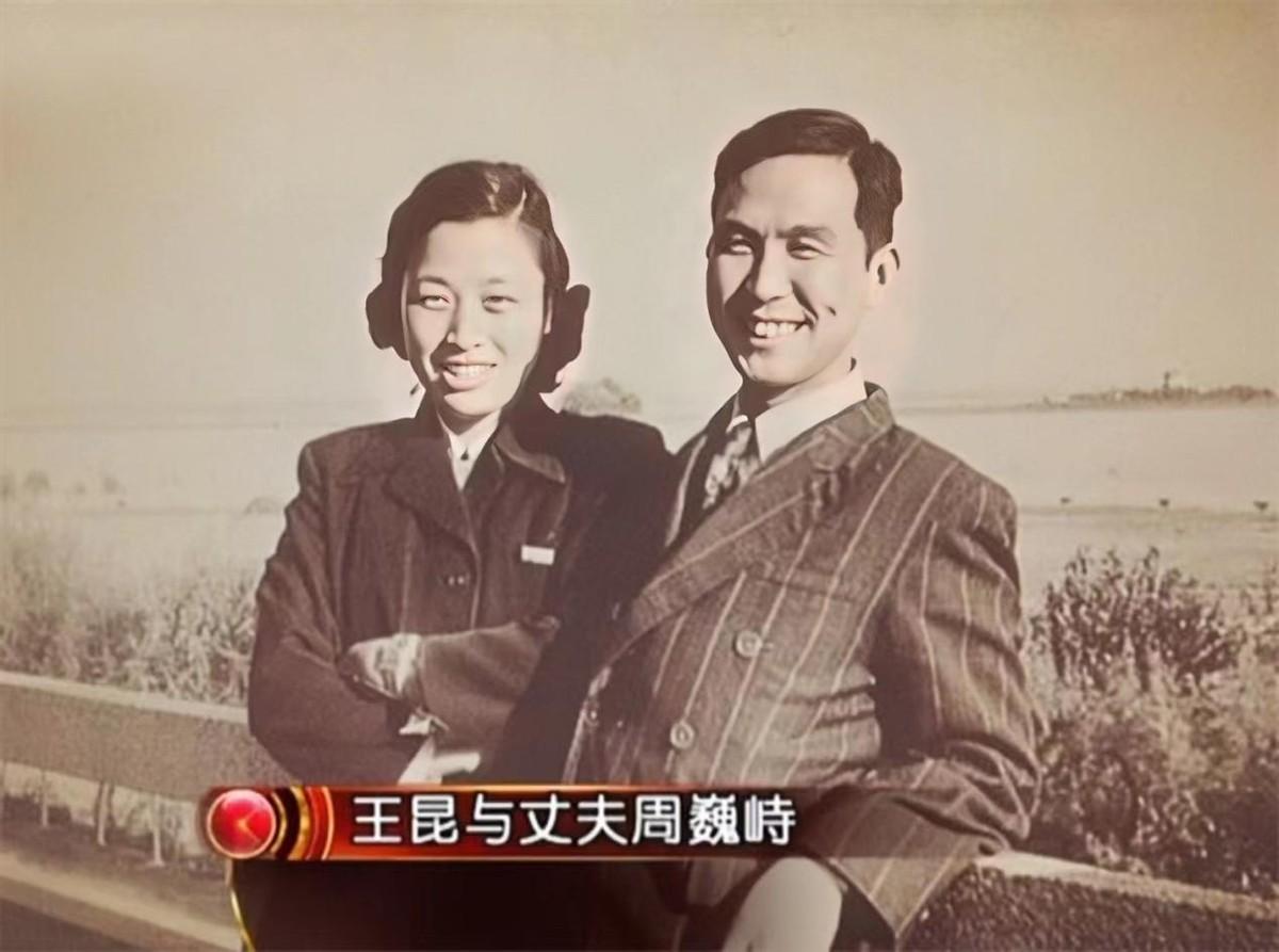 她对这位团长由敬佩渐渐地转为爱慕,没想到周巍峙先一步对她表明心意