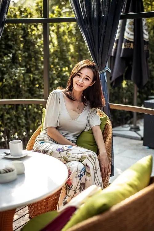 回顾演员于明加结婚13年只生孩子不做饭丈夫一家人把她宠成宝