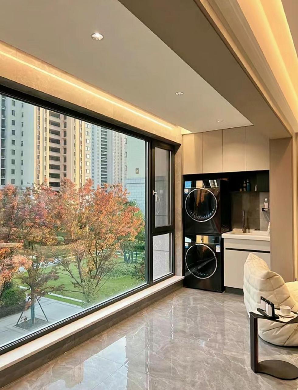 大玻璃落地窗的确令人赏心悦目,窗外的美景一览无余,而且采光效果也是