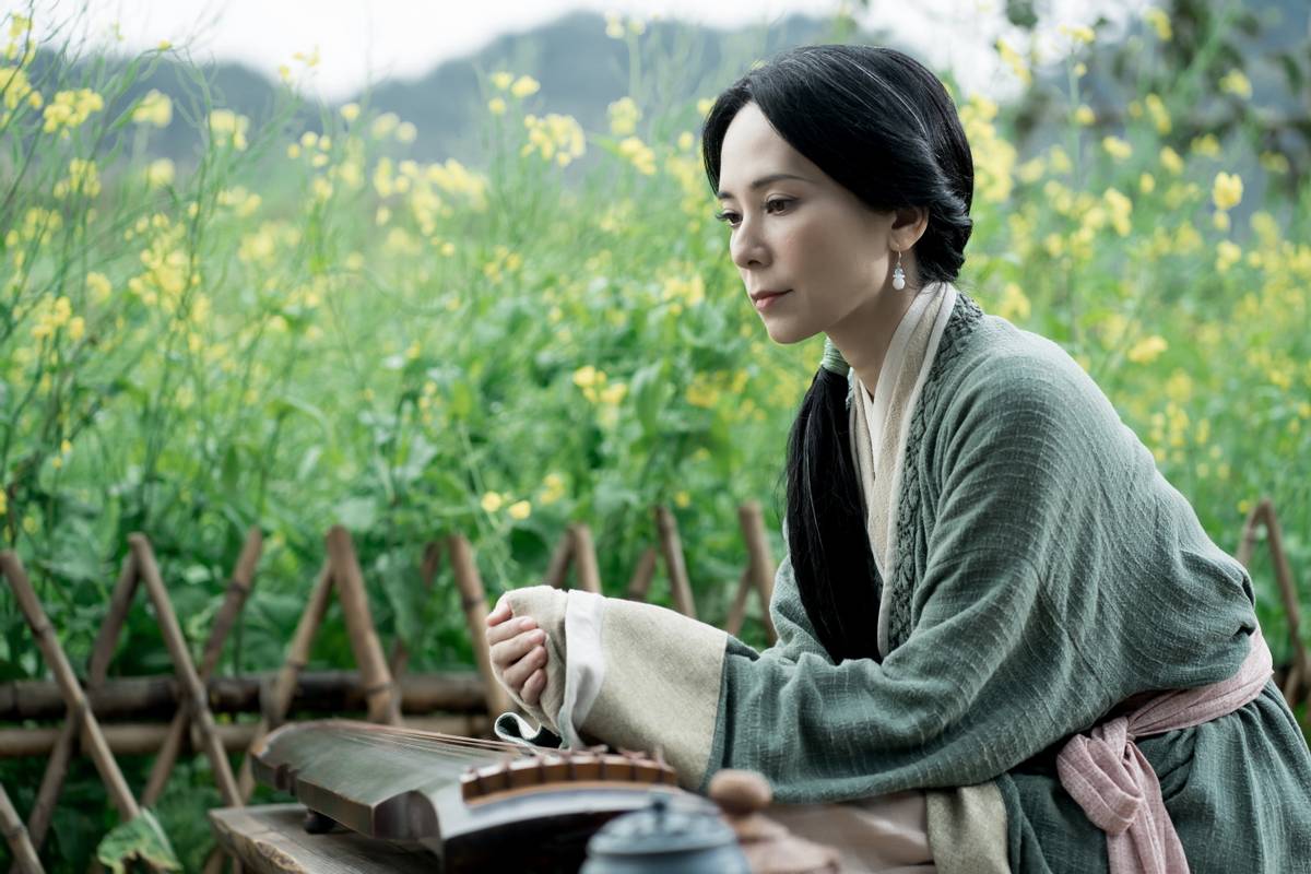 回顾郭羡妮不嫁豪门嫁农村婚后给公婆买房将婆婆宠成了孩子