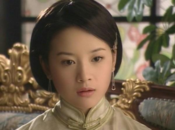 回顾董洁单亲妈妈带娃背后充满辛酸泪与孩子父亲潘粤明不和解