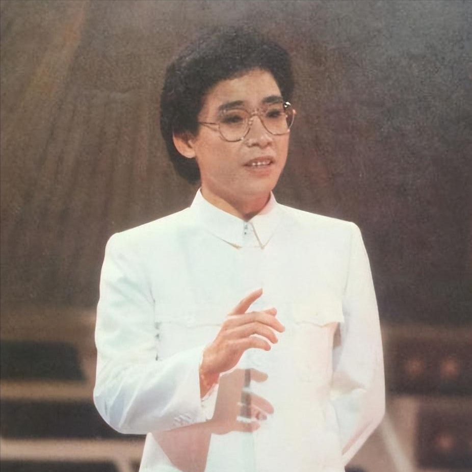回顾爱国歌手张明敏28岁爆红后被打压卖掉车房义演