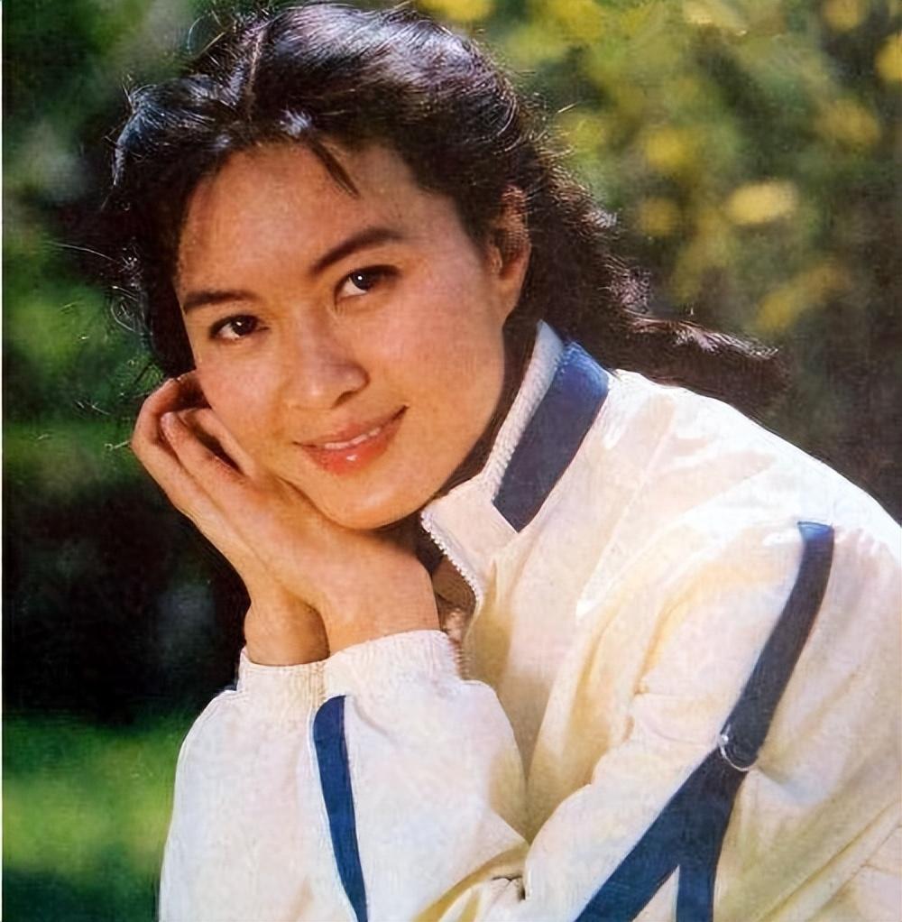 回顾方舒一婚嫁陈国星二婚嫁小10岁屠洪刚被抛弃65岁苍老难辨